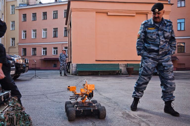 Петербургские силовики показали свое мастерство делегации из Китая