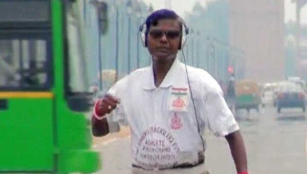 Человек-рак из Индии пробежал полторы тысячи километров задом наперед