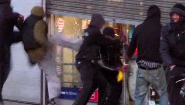 Лондон после погромов: разбитые машины и витрины, более ста арестованных 