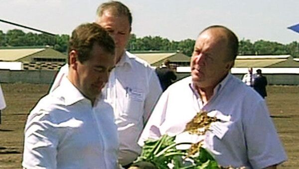 Медведеву показали, как собирают урожай свеклы и кукурузы на Кубани