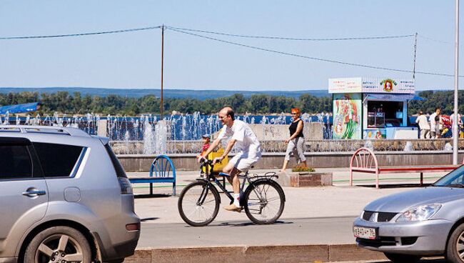 Жители Самары часто передвигаются на велосипедах по тротуара