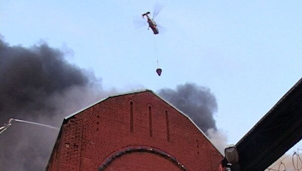 Пожар на складе в центре Москвы тушат с помощью вертолетов   