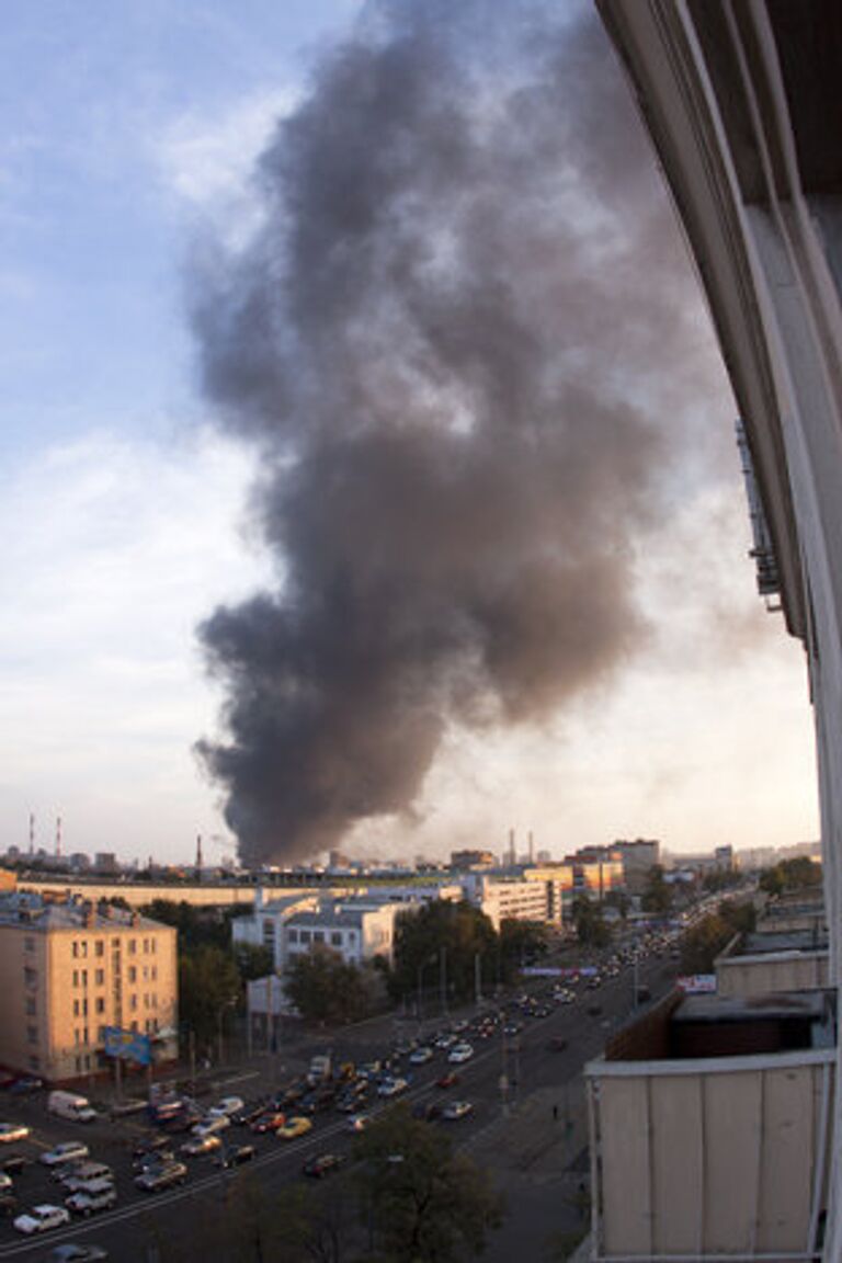 Крупный пожар произошел на складе на улице Талалихина в Москве