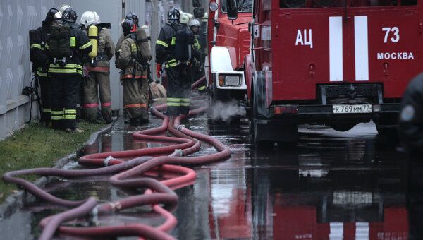 Во время тушения сильнейшего пожара на производственном складе на улице Нарвская