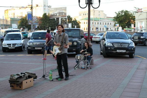 Московский Арбат по-прежнему встречает гостей уличными музык