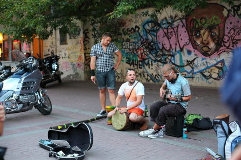 Московский Арбат по-прежнему встречает гостей уличными музык