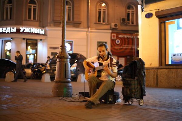 Московский Арбат по-прежнему встречает гостей уличными музык