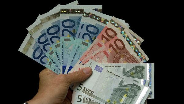 Евро во вторник обновил годовой максимум, преодолев планку в 43 рубля