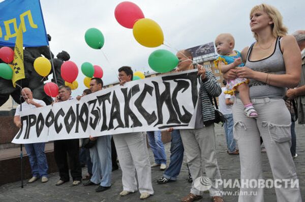 Московские таксисты провели акции протеста