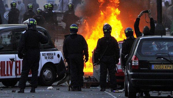 Полицейские во время беспорядков в Лондоне