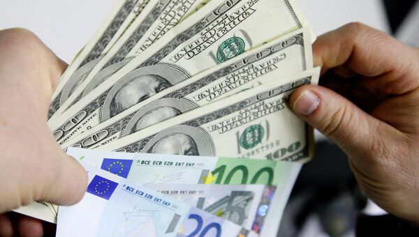 Евро дешевеет к доллару на росте опасений за долговые проблемы региона
