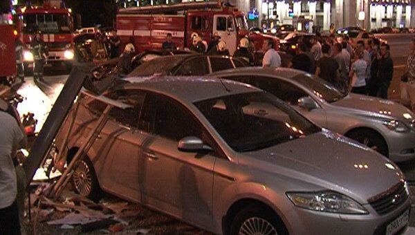 BMW X5 врезался ночью в среду в остановку общественного транспорта в центре Москвы