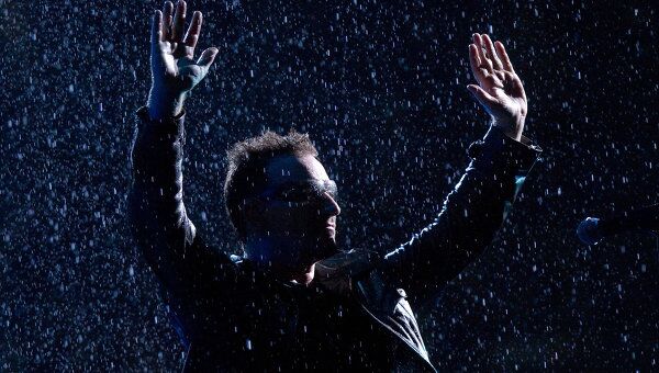 Солист ирландской группы U2 Боно во время концерта
