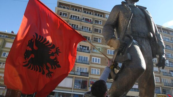 Приштина. Албанский флаг. Архивное фото