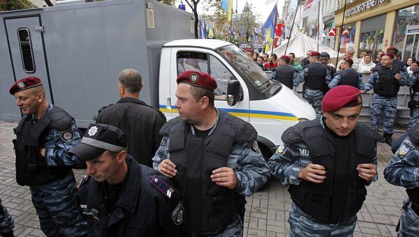 Сотрудники украинской милиции возле здания Печерского суда в Киеве 