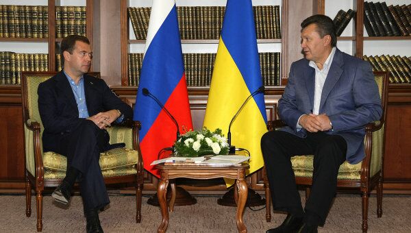 Президенты РФ и Украины Д.Медведев и В.Янукович на совещании в Сумской области