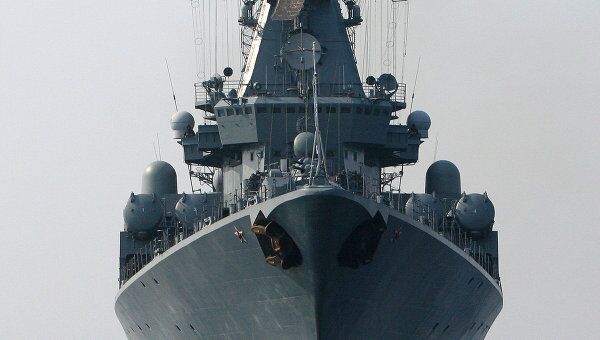 Гвардейский ракетный крейсер Варяг в море.
