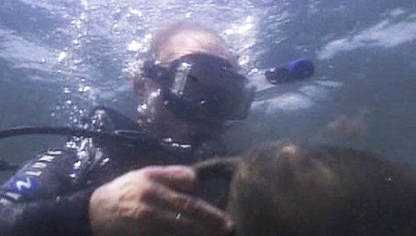 Путин погрузился под воду с аквалангом и нашел древние амфоры