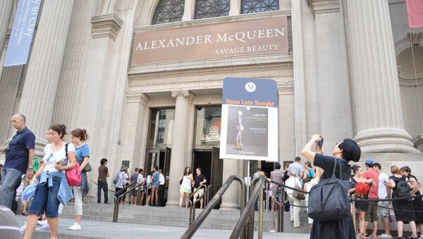 Посмертная персональная выставка кутюрье Александра Маккуина Дикая красота в музее Метрополитен