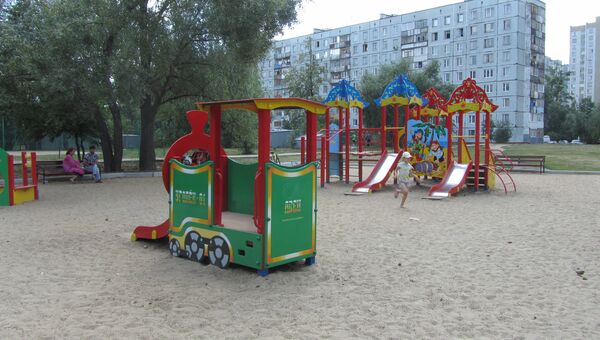 Новые детские городки появляются в Московских дворах. Архивное фото