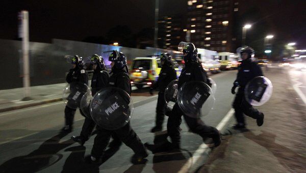 Полиция Лондона проводит задержание предполагаемых участников массовых беспорядков