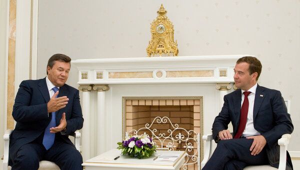 Президент РФ Д.Медведев и президент Украины В.Янукович. Архив