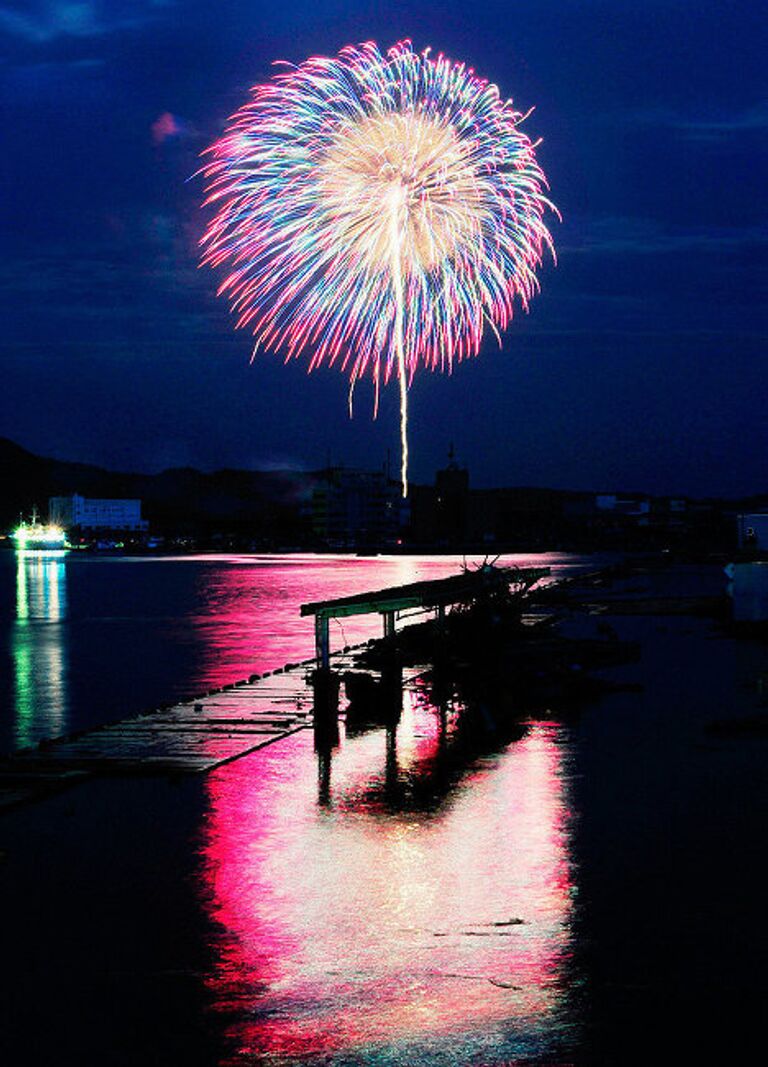 Фейерверк в память о жертвах наводнения и цунами в Японии 11 марта 2011 года Фейерверк в память о жертвах наводнения и цунами в Японии 11 марта 2011 года