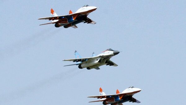 Пилотажные групп ВВС России Русские витязи и Стрижи