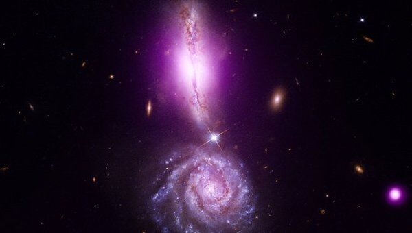 Космический «восклицательный знак» - галактика VV 340 на комбинированном снимке телескопов «Хаббл» и «Чандра»