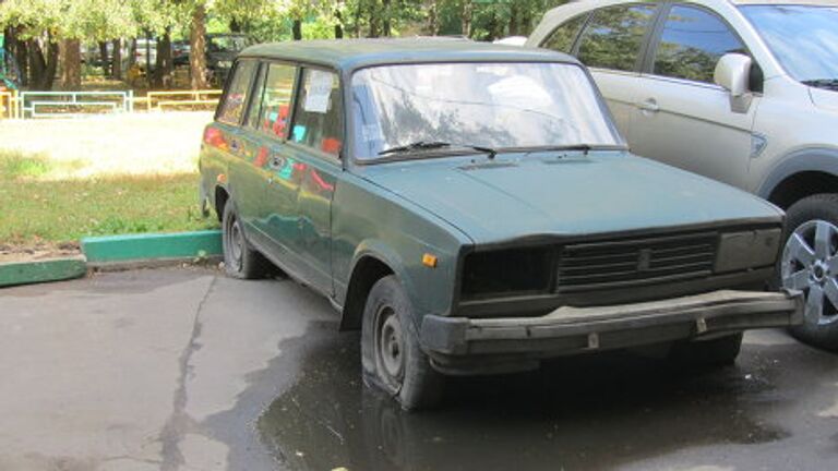 Автохлам занимает парковочные места во дворах Москвы. Брош