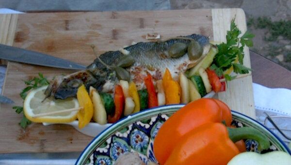 Рыба на яблочно-медовой подушке с овощным шашлычком. Видеорецепт