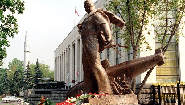 Памятник морякам погибшей атомной подводной лодки Курск. Архив