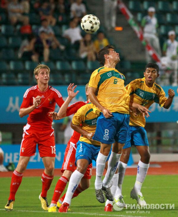 Игровой момент матча Россия - Бразилия