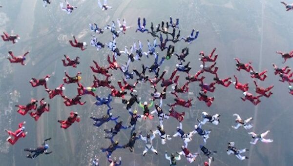 186 парашютистов установили рекорд в небе над Коломной 