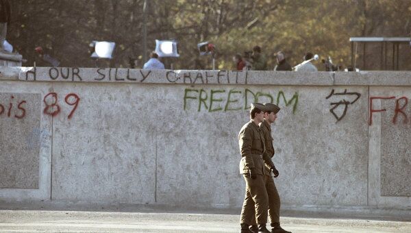Пограннаряд у Берлинской стены. Архивное фото.