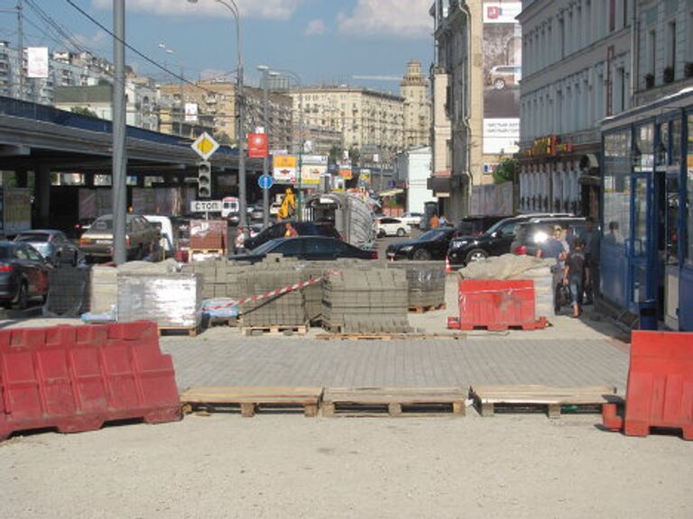 В Москве не успевают уложить плитку