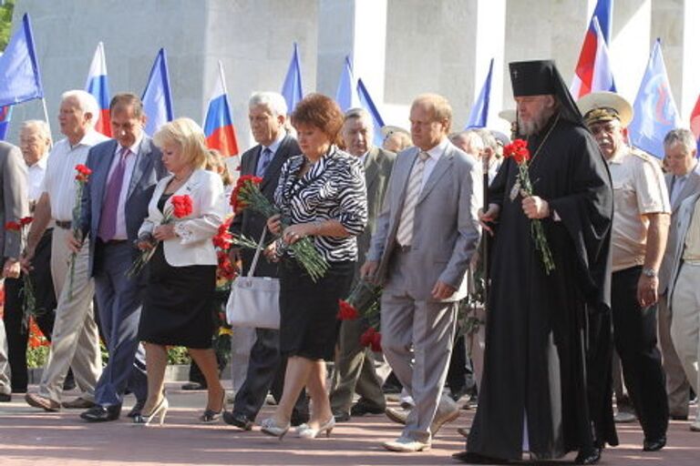 Во главе процессии архиепископ Курский и Рыльский Герман, за