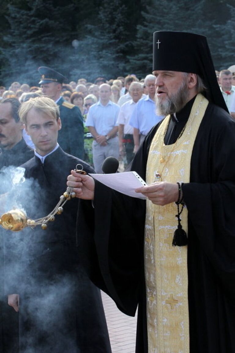 Архиепископ Курский и Рыльский Герман служит поминальную слу