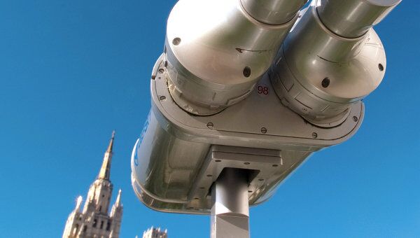 Прибор для наблюдения за небом на территории Московского планетария