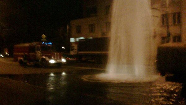 Десятиметровый фонтан образовался посреди улицы в центре Москвы