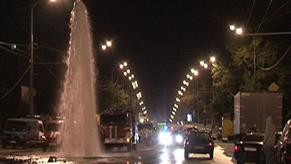 Десятиметровый фонтан на проезжей части в Москве. Видео с места ЧП