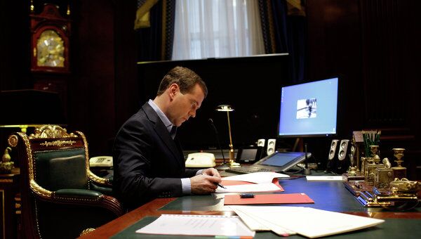 Президент РФ Д.Медведев в рабочем кабинете. Архив