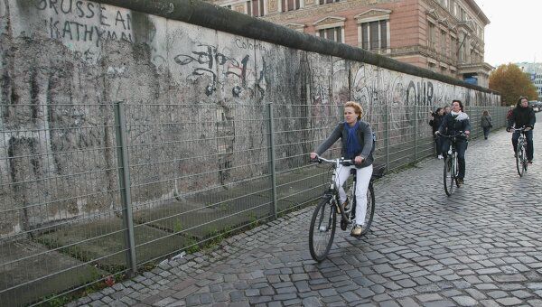 Сохранившаяся часть Берлинской стены недалеко от Потсдамской площади