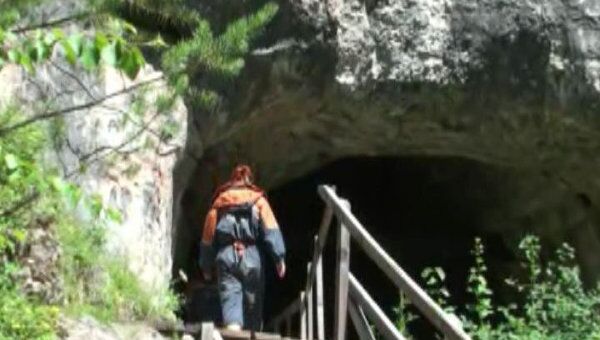 Археологи по крупицам перебирают грунт из Денисовой пещеры