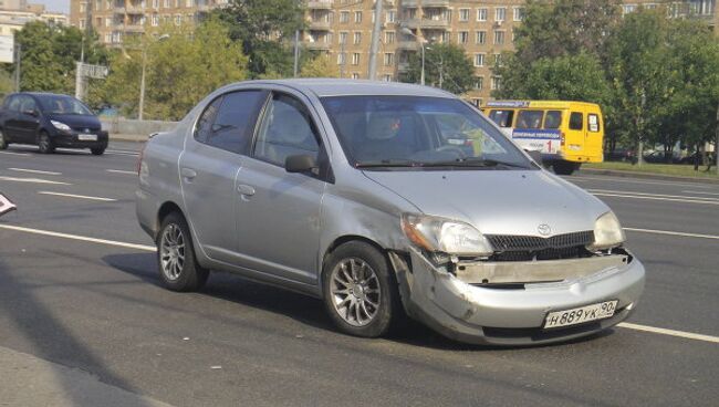 Toyota Echo и Volkswagen Jetta столкнулись на Ленинском проспекте