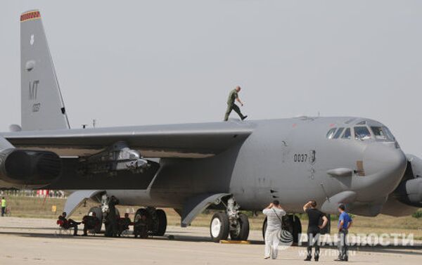 Прилет бомбардировщика Б-52 на авиасалон МАКС-2011