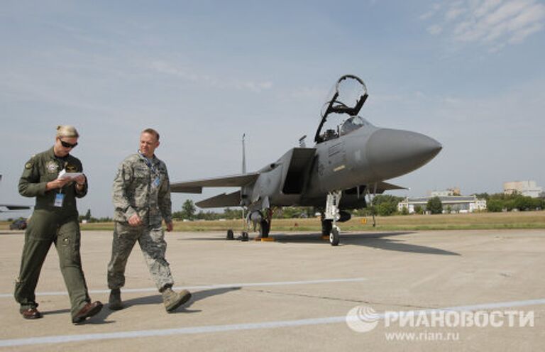 Прилет бомбардировщика Б-52 на авиасалон МАКС-2011