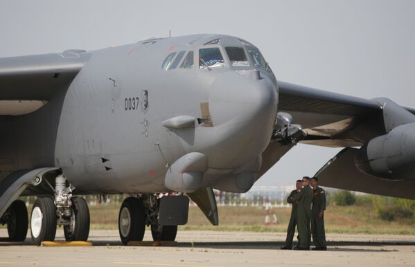 Прилет бомбардировщика Б-52 на авиасалон МАКС-2011
