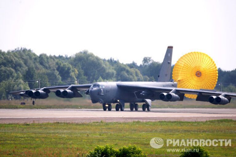 Прилет бомбардировщика Б-52 на авиасалон МАКС-2011