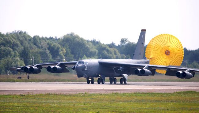 Прилет бомбардировщика Б-52 на авиасалон МАКС-2011